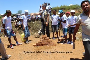 humanite-madagascar-2017-orphelinat-pose-premiere-pierre