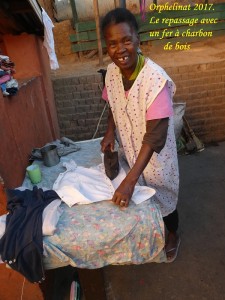 humanite-madagascar-2017-orphelinat-repassage-fer-a-charbon-de-bois